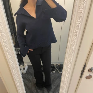 Marinblå stickad tröja Gina Tricot - Säljer en marinblå stickad tröja från Gina Tricot med bred krage och v-ringad hals. Tröjan har långa ärmar med ribbade muddar och en loose passform som ger en chill vibe. Perfekt för dig som gillar enkel men snygg stil!💕Använd fåtal gånger och inte alls mycket nopprig! 