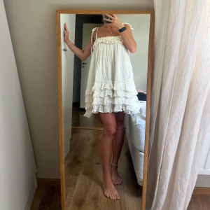 Klänning i 100% bomull - Superfin handgjord krämvit/ljusbeige klänning i 100% bomulll. Är one size, jag är normalt en s för referens. Väldigt stretchig i bandet runt bröstet och har reglerbara axelband så passar absolut både större och mindre. I toppenskick! Använd en gång.
