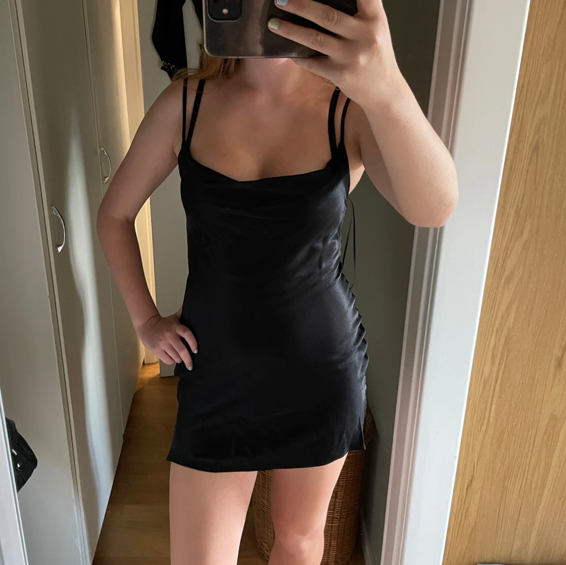 Svart satin kortklänning från Bershka