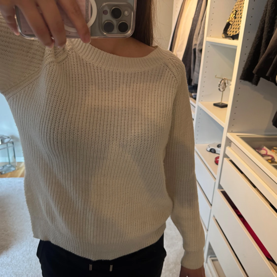 Vit stickad tröja med snörning - 1