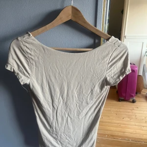 Beige topp med djup rygg Gina Tricot - Säljer en beige topp från Gina Tricot i storlek S. Toppen har korta ärmar och en riktigt djup, rundad rygg. Materialet är mjukt och stretchigt. Köpte för kanske lite mer än ett år sen men har knappt använt, de är även anledningen till att jag säljer. Säljer för 80 (kan diskuteras)