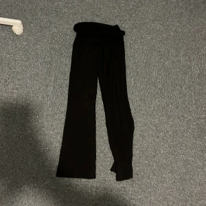 Svarta wide byxor från Gina Tricot XS - Säljer ett par svarta wide byxor från Gina Tricot i storlek XS. Byxorna har en kant uppe som man ska vika ner men man kan ha uppe också💞
