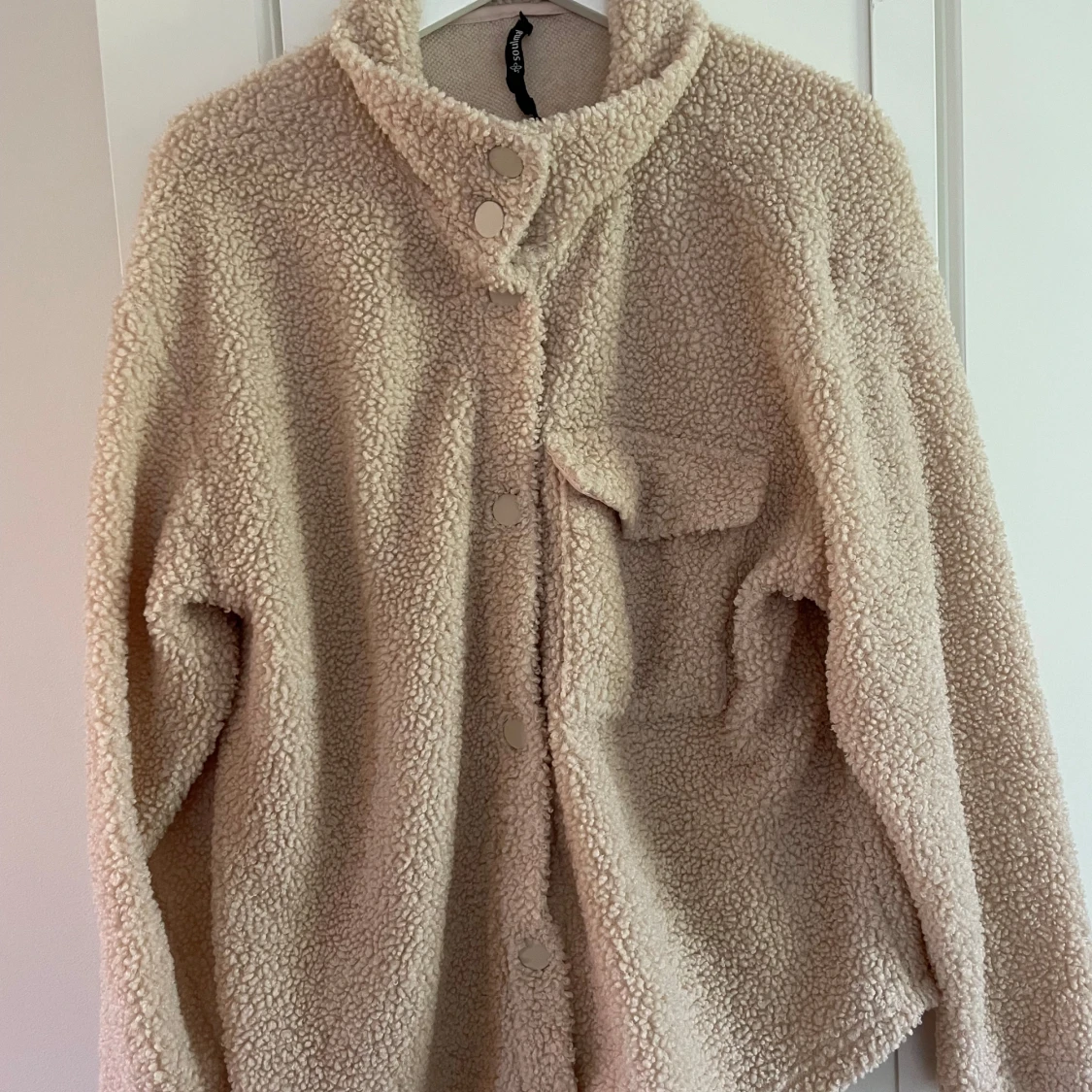 Beige teddyjacka med knappar - 2