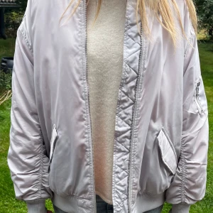 Bomberjacka - Skitcool och rymlig! Perfekt till hösten och våren!