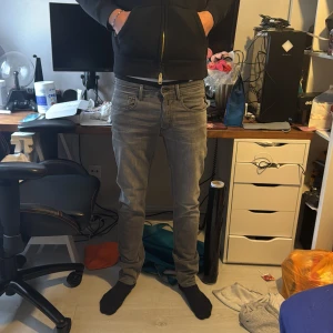 Replay Jeans - Jätte snygga replay jeans med väldigt fin passform. Har nu tagit bort tagsen men använda bara ett par gånger. Storlek 29W/34L, super stretchiga så passar även upp till W31. Skriv vid funderingar 🤩