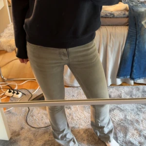 Gråa bootcut jeans - Använder inte längre, så säljer dom