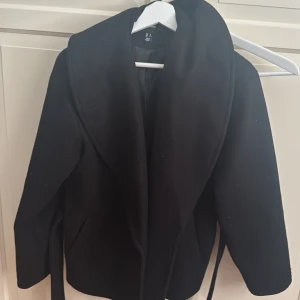 Kort kappa med bälte från vero moda - Den är ganska använd, lite nopprig. Pris kan diskuteras och vid snabb affär sänkas! 