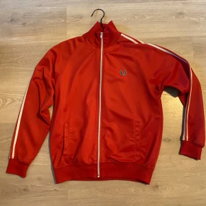 Fred Perry tröja - Sitter som en M.