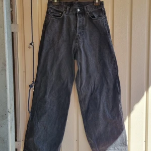 Weekday Astro Loose Baggy Jeans svart - Säljer ett par väldigt bekväma svarta Weekday Astro Loose Baggy Jeans med storleken W27 L32 