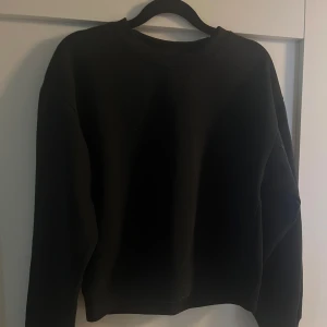 Svart sweatshirt från Zara - Jättefin sweatshirt från Zara i storlek S! Tröjan har en loose och croppad passform, rund hals och långa ärmar💕Hör av dig vid frågor eller bilder (pris kan alltid diskuteras)!!!