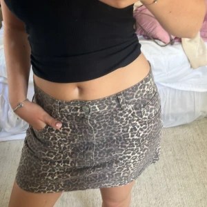 Jeanskjol - Står L, men den är ej större än s/m!! Skitsnugg o perfekt längd men har en väldigt lik så behövde sälja, jätte snygg o populär kjol. Sälja ej på hemsida längre vad jag sett! Perfekt till sen sommar!