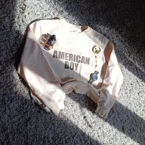 Vintage Y2K sweatshirt - Worn 2 or 3 times, good as new, no defects at all, 100% cotton, size is 2XL but I'm a Medium and it fits in a baggy fashion which I love. Great quality. DM for more photos or just questions in general ;)