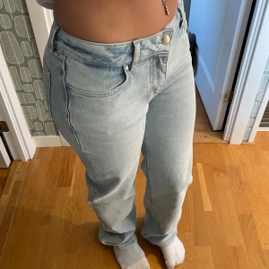 Ljusblå raka jeans  - Säljer ett par oanvända ljusblå jeans från BikBok med raka ben. Jeansen är i storlek W 24 L 32 (jag är 162). Skriv gärna om du vill ha fler bilder🩵💙