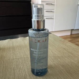 Hickap Moisture Release Face Mist - Fuktgivande face mist från Hickap med transparent formula i en snygg sprayflaska med silverdetaljer. Perfekt för att ge huden extra återfuktning och fräsch känsla under dagen. 100% vegansk och passar alla hudtyper.