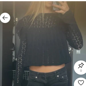 Svart långärmad topp  - Säljer en svart långärmad topp från Zara, knappt använd därav jättebra skick!❤️
