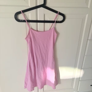 Rosa mini klänning - Kort rosa tajt klänning, vet ej vart den är ifrån då jag klippt bort lapparna förut. Den är i iprincip helt nytt skick, tvättat en gång och använd två. Den har inga hål, fläckar eller defekter 
