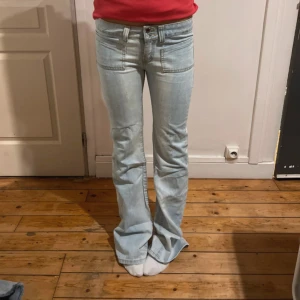 Bootcut ljusblå jeans med fickor - Snygga ljusblå jeans tyvärr saknar dom dragkedja därav priset men man kan lösa på något sätt med snöre eller liknade💓Måtten: midjemått= 36 ytterbenslängd= 101 innerbenslängd=81