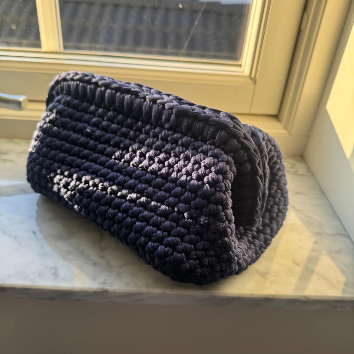 Marinblå virkad väska