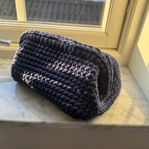 Marinblå virkad väska - Väldigt fin trendig virkad väska