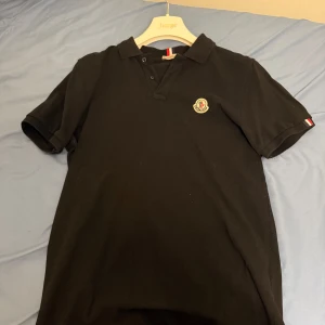 Moncler Pike - Jätte fin piké helt felfri osv, storlek 1/S mer bilder eller info är det bara att fråga