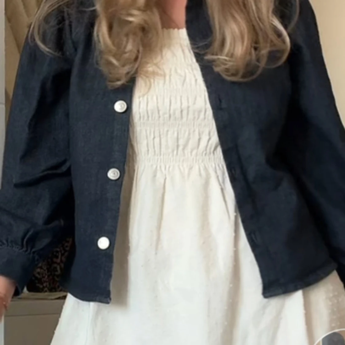 Vit långklänning med smock och prickar - 3