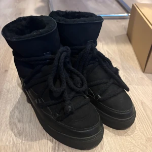 Inuikii vinter skor - Säljer nu mina favorit vinter skor från inuikii, de är använda nästan en hel vinter men är i mycket bra skick, då är är väldigt omhändertagna, box ingår 🩷perfekt till kalla dagar❄️ pris går att diskutera 