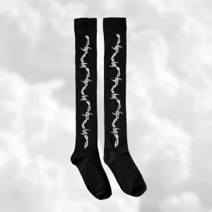 Knästrumpor 🕷️ - Spicy alternativa knästrumpor med taggtråd! 🥵🖤Kan stylas både upp och ner! I nyskick. Storlek 37-39 och 80cm långa (stretchiga) 📏Frakt tillkommer 💌
