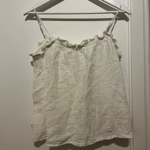 Två luftiga linnetoppar med volangkant - Två supersköna och söta linnen med volangkant upptill, använda 1 gång. Båda för 70kr, går att köpa ett också.🤎