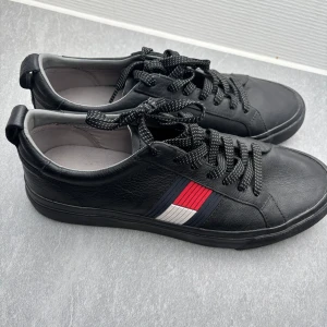 Tommy Hilfiger skor - Säljer dessa skor då de ej kommer till användning längre. Använda en gång.