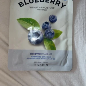 Blueberry mask sheet från It's Skin - Fräsch ansiktsmask i sheet-format med blåbärsextrakt som ger fukt och vitalitet till huden. Masken är vit och tillverkad av bomull, enkel att använda och passar perfekt för en återfuktande boost. Dermatologiskt testad och med mild doft av blåbär.