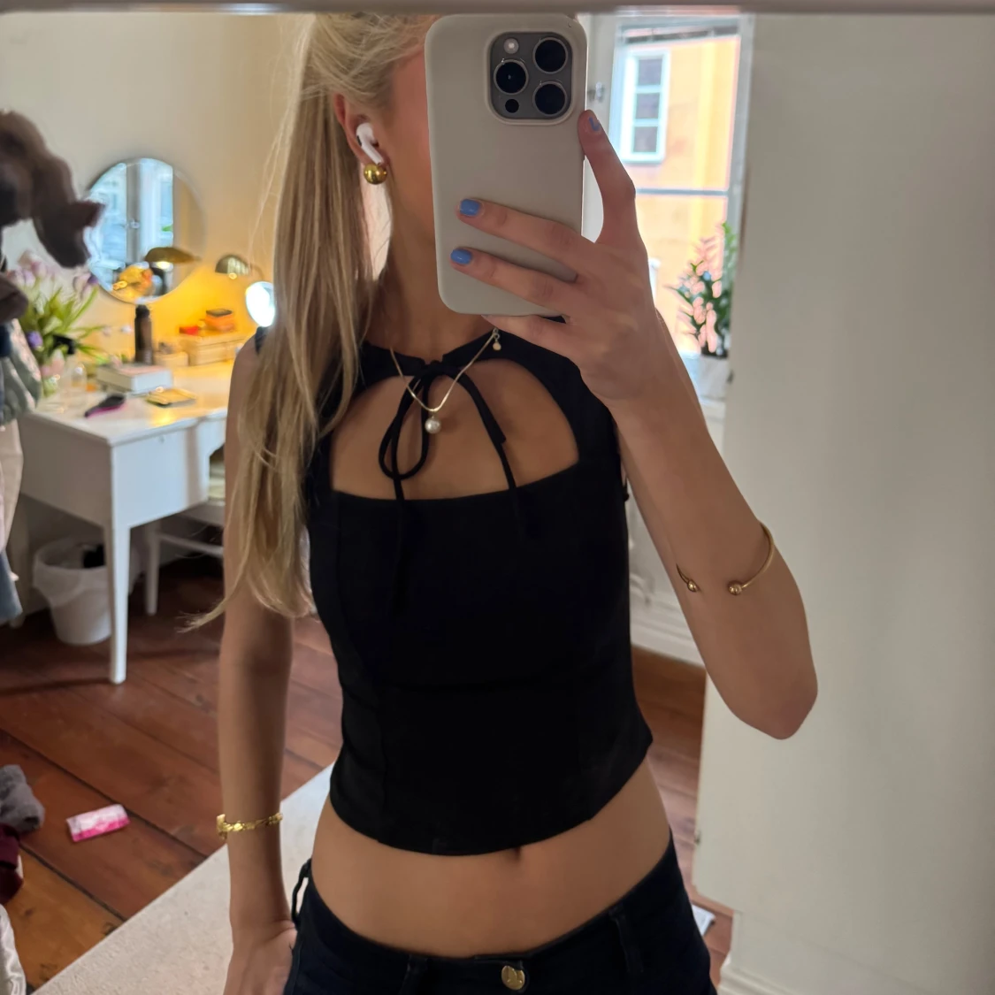 Svart croppad topp med knyt - 1