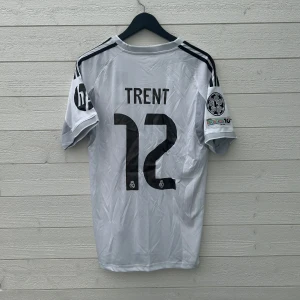 Trent Alexander-Arnold Real Madrid Fotbollströja - Säljer en Real Madrid fotbollströja med Trent 12 på ryggen som är helt ny med prislapp!