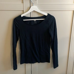 Svart tröja - Svart långärmad t- shirt i storlek S från lager 157