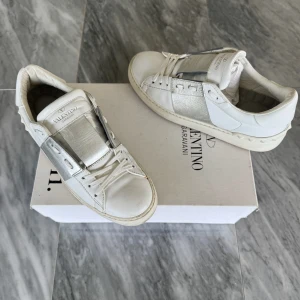 Valentino Open skor  - Valentino Open - Skick: jättefint skick, nya sulor - Storlek 36 - Tillbehör: Valentino kort - Nypris: 6000kr - TrendWardrobe