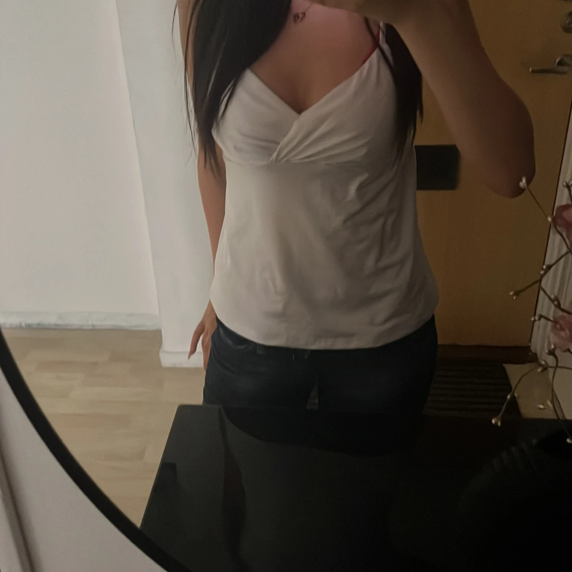 Vit omlott linnetopp med smala band