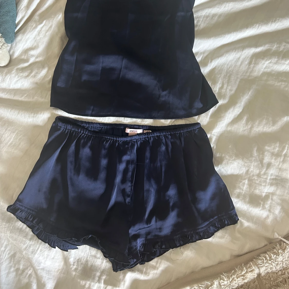 Mörkblå pjamas i satin