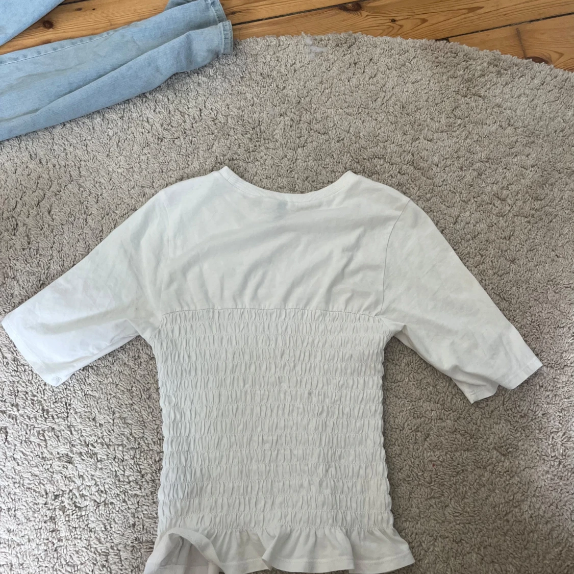 Vit smockad topp med volangkant - 2