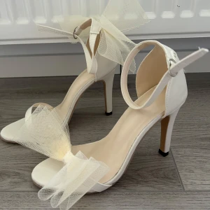 Vita klackskor - Jättefina skor, aldrig använda pga fel storlek. Stl 38