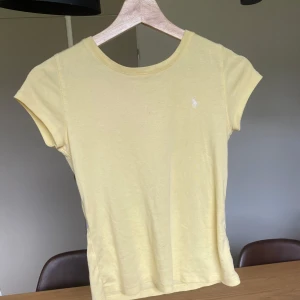Gul t-shirt från Ralph Lauren - Snygg gul t-shirt från Ralph Lauren med liten broderad logga på bröstet.💕💕