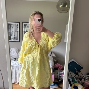 Gul sommarklänning  - Supersöt gul klänning från H&M med lappen kvar! Trekvartsärm, storlek xs men sitter oversized så passar xs-m! Jag har vanligtvis S som referens 💛🩷