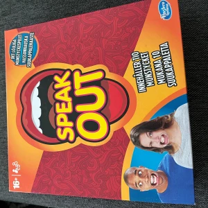 Speak Out - Sällskapsspelet Speak Out där spelare försöker säga fraser med munstycken i munnen. Innehåller 10 munstycken och passar för personer från 16 år. Perfekt för skrattfyllda spelkvällar med vänner eller familj.