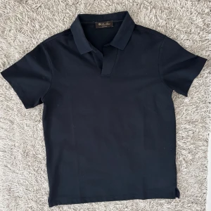 Loro Piana pike - Riktigt fet Loro piana piké || Mycket bra skick || Perfekt nu till sommaren || Hör av dig vid frågor eller fler bilder ||