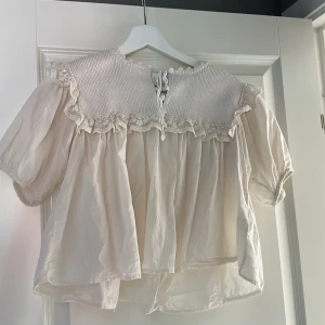 Super gullig blus från Zara ❣️ -  En perfekt sommar blus som passar till allt. Har knappt använts, säljs för den är för liten.❣️