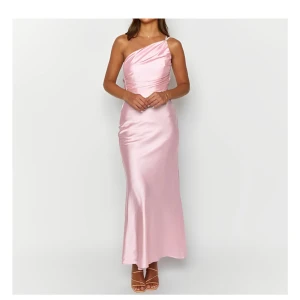 Ljusrosa balklänning med oneshoulder - Säljer en fin helt oanvänd ljusrosa balklänning med oneshoulder och smala axelband, den är också öppen i ryggen. Skriv för egna bilder!🥰