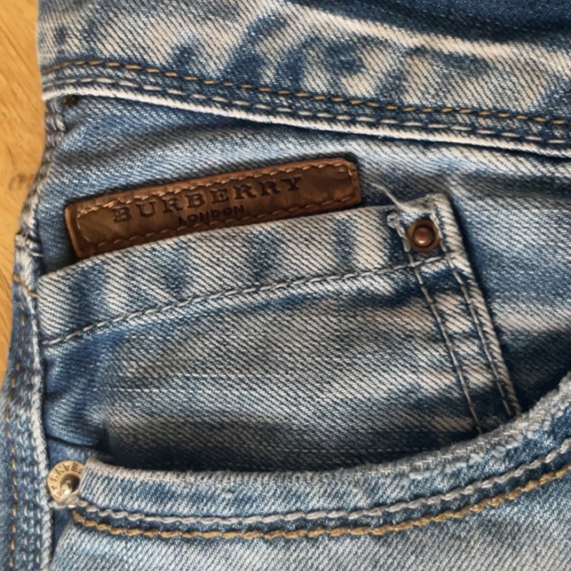 Blå slitna jeans från Burberry - 3