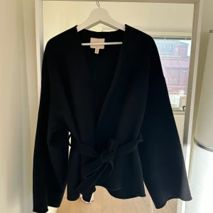 H&M premium wool coat - Säljer denna underbara korta kappa från H&M. Den är i 100% ull, och håller dig varm hela hösten. Köptes 2023 för 1999kr, och säljs inte längre. Aldrig använd och inga defekter 💌 obs, säljs endast vid bra bud så inga skambud tack! Denna finns även i beige, i en annan annons🫶🏽