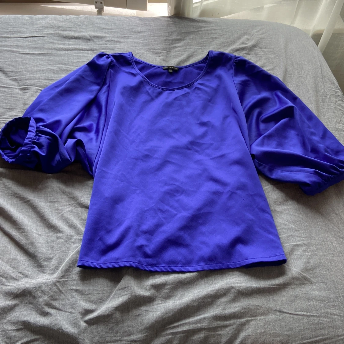 Blå blus med puffärmar