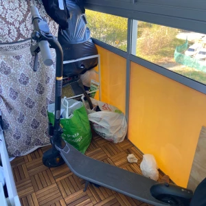 Ninebot Es2 - Säljer min ganska nya el scooter ninebot nya modell Tyvärr har jag ingen laddare till elscootern men går att köpa för 400kr .ES2 Max hastighet: 20 km/h Räckvidd: upp till 25 km Max förarvikt: 90 kg Ljus: fram och bak + bromsljus 8,1" ihåliga däck Motor: 250 W nominell effekt - 450 W maximal effekt Hopfällbar – för transport och förvaring 3 x körlägen: standard, sport, gå. pris går att diskutera 