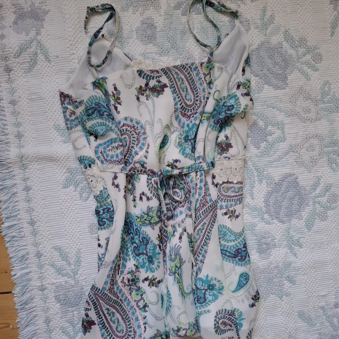 Mönstrad sommarklänning med spetsdetalj - 3