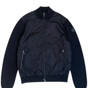 Moncler  - Moncler cardigan black label. Storlek Xl. Passar L. Skick 9/10 som ny. Pris 3290kr. Finns att köpa på hemsidan (Fashionels.com) 